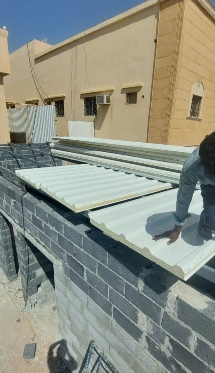 فريق متخصص يقوم بتركيب ألواح ساندوتش بانل في جدة.