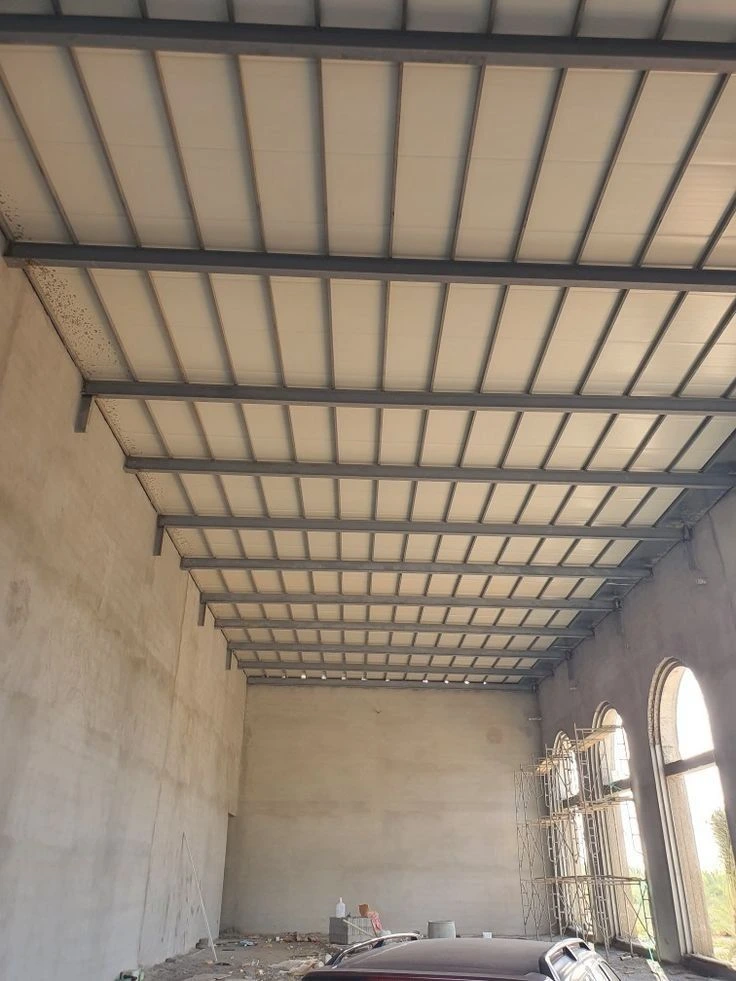 تنفيذ سقف معدني معزول للملحق الخارجي